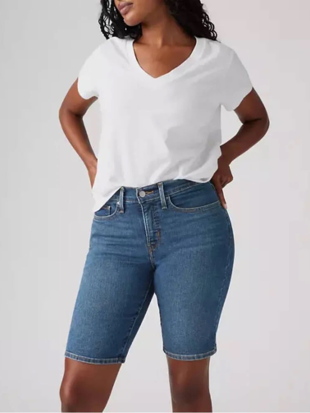 Levi’s women’s Bermuda shorts size 32 mid dark wash stretchy